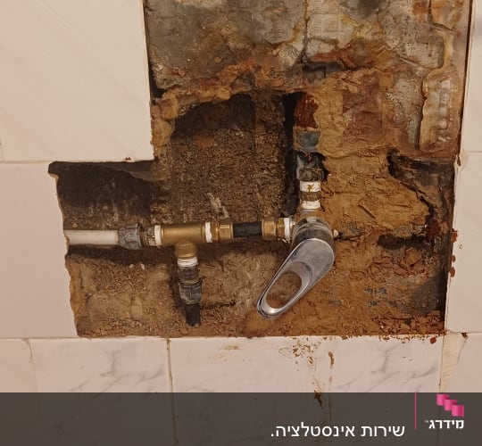 תיקון צנרת מים בקיר עם ברז